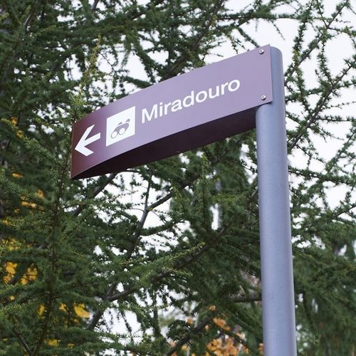 Placa de sinalização em aço - RONDO - LARUS DESIGN - de orientação / com dupla face / para ambiente externo