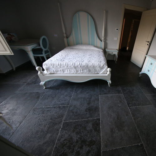 Revestimento de piso em pedra natural - BLUESTONE - Pietra di gerusalemme - em pedra de Jerusalém / para ambiente interno / para sala de estar