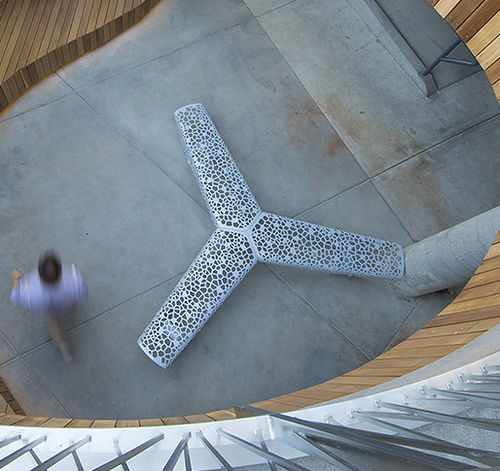 Banco para espaço público de design orgânico - OSSO³ - Factory Street Furniture - em aço galvanizado / para aeroporto