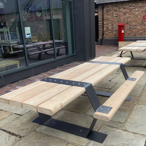 Mesa de piquenique contemporânea - NORTH - Factory Street Furniture - em madeira de lei / em epícea / com base em aço galvanizado
