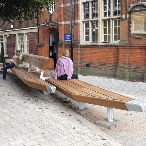 Banco para espaço público contemporâneo - CHIPPING BARNET CHURCH GARDENS, LONDON - Factory Street Furniture - em madeira / em aço galvanizado / com encosto