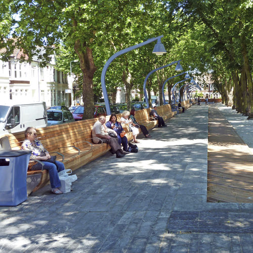 Banco para espaço público contemporâneo - WARRIOR SQUARE GARDENS - Factory Street Furniture - em madeira / em aço inoxidável / em aço galvanizado