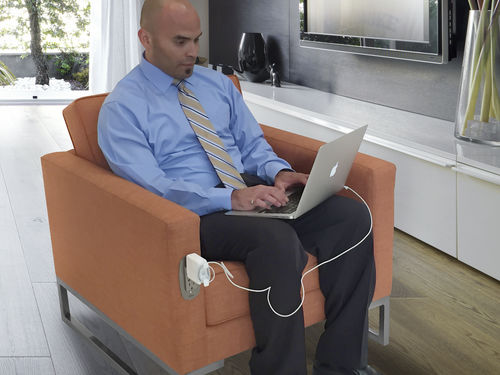 Poltrona para interlocutor contemporânea - SIMPLE CHARGE LOBBY - Versa Products - em tecido / com almofada removível / com tomada elétrica