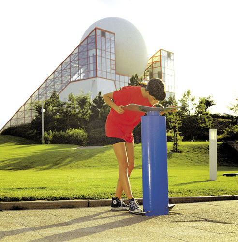 Bebedouro operado pelo pé - EUROPE - Concept Urbain - de parede / para ambiente externo / em concreto de resina