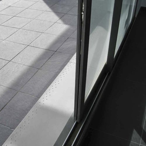 Testeira de degrau em aço inoxidável - UM  - ULMA - ARCHITECTURAL SOLUTIONS