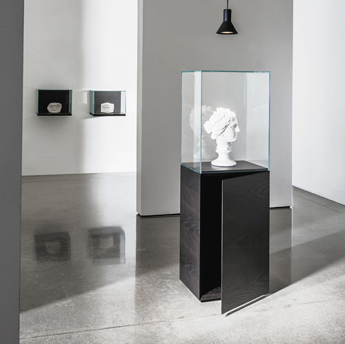 Vitrina contemporânea - NEST - Sovet Italia - com pés / em vidro / em madeira