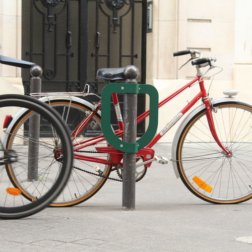 Bicicletário de piso - CYCLACCROCHE - TF URBAN - com sistema de segurança / duplo / para espaço público
