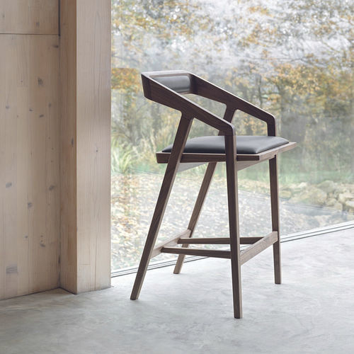 Cadeira alta contemporânea - KATAKANA - Dare Studio - para ambiente interno / em tecido / com base em madeira maciça