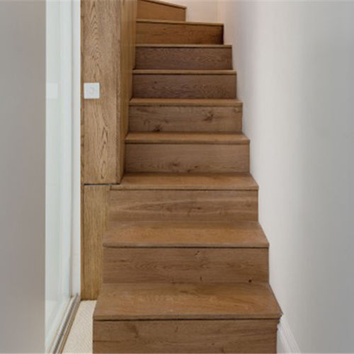 Escada reta - Broadleaf Timber - com degraus em madeira / com estrutura em madeira / contemporânea
