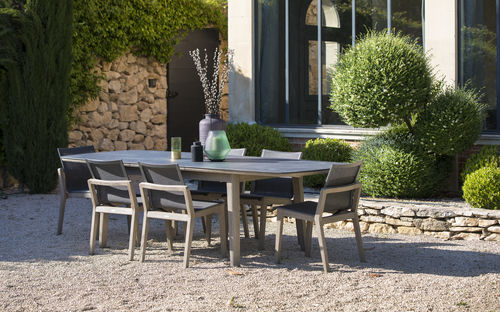 Mesa de jantar de design escandinavo - COPENHAGUE - LES JARDINS - em teca / em HPL / oval