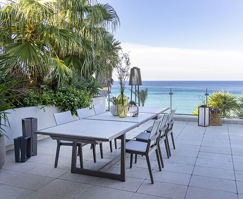 Mesa de jantar contemporânea - SKAAL - LES JARDINS - em cerâmica / com base em teca / retangular