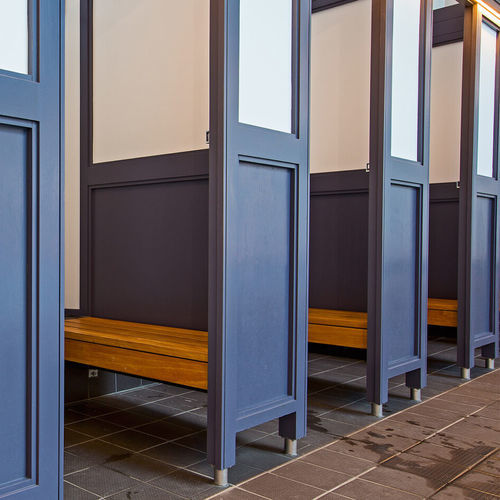 Cabine de troca de roupa para edifício de uso público - TEPID BATHS - Accsys Technologies