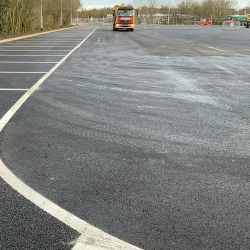 Revestimento de piso em asfalto - SUPERDRAINASPHALT® - Aggregate Industries - para ambiente externo / para o setor terciário / para estrada
