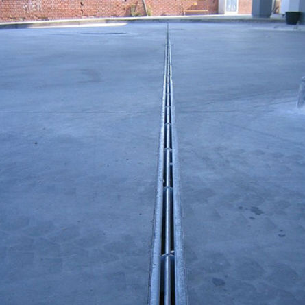 Calha de escoamento com fenda central - ULTRASLOT - Elkington Gatic  - grelha de aço galvanizado / para espaço público / para aeroporto