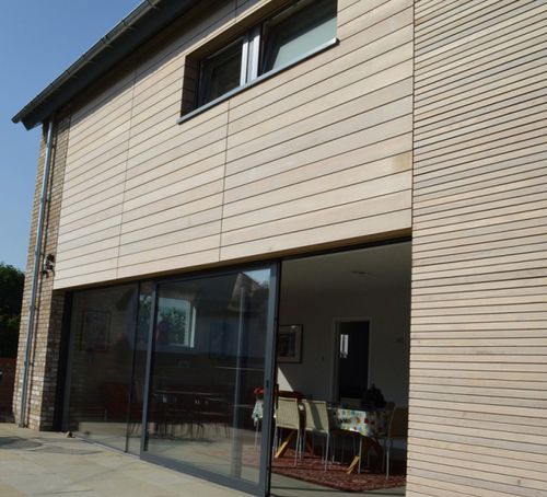 Revestimento de fachada em réguas - WESTERN NO.2 CLEAR RAINSCREEN  - Silva Timber Products  - em cedro / ranhurado