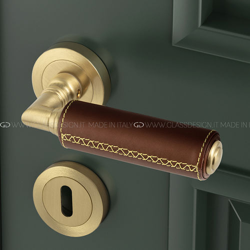 Maçaneta para porta - Kikka Cuoio - GLASS DESIGN Srl - em latão / em couro / contemporânea