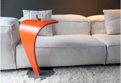Mesa lateral contemporânea - COBRA - Odesi. Dutch Design Online - em madeira / metálica / redonda