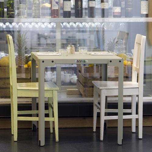 Mesa de jantar contemporânea - T - FUNCTIONALS - em aço revestido a pó / com base em aço termolacado / quadrada