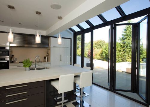 Porta de vidro sanfonada - KITCHEN EXTENSIONS - Apropos Tectonic Limited - em alumínio / com vidro duplo