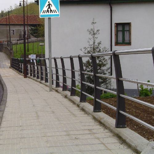 Guarda-corpo em ferro fundido - BLEND - Urbes 21 - com barras / em chapa perfurada / para ambiente externo