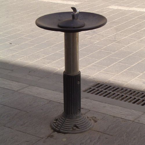 Bebedouro não especificado - by Guillermo Capdevilla	 - Urbes 21 - para ambiente externo / em ferro fundido / em aço inoxidável