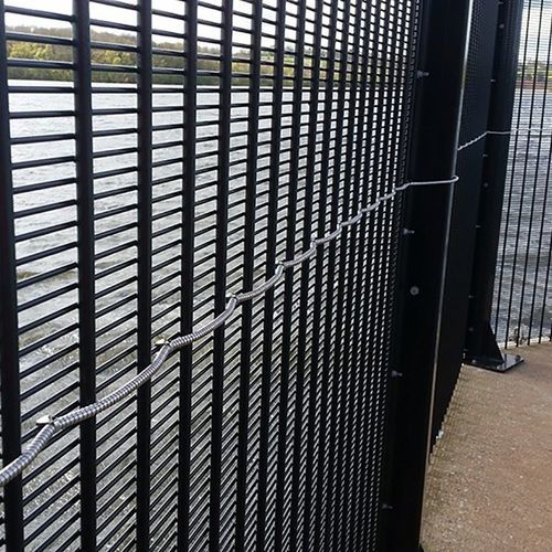 Gradil - HiSec SR2 (B3) - ZAUN FENCING  - em aço / cinza / verde