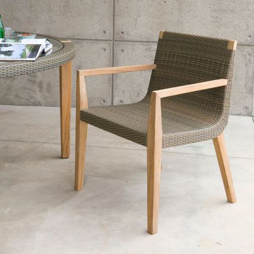 Poltrona para interlocutor contemporânea - QUINTA - Haworth - em ratã / em teca / com almofadas