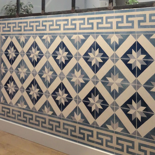 Papel de parede clássico - CIMENT /1 - Papiers de Paris - padrão faiança / efeito de ladrilho / azul