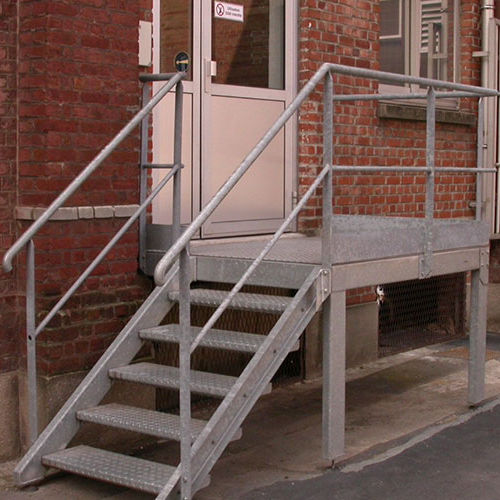 Escada reta - SMF Services - com degraus em metal / com estrutura metálica / para ambiente externo