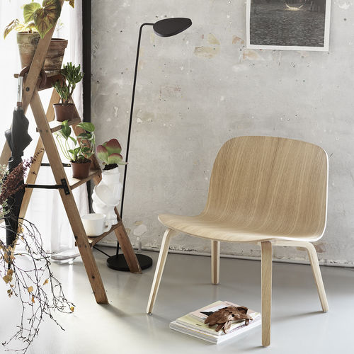 Poltrona baixa contemporânea - VISU - Muuto - em tecido / em couro / em carvalho