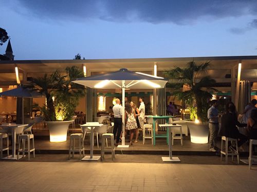 Ombrelone em alumínio - PYRAMID, THE COMMUNICATIVE PARASOL - GAGGIO srl - com iluminação embutida / para bar / para hotel