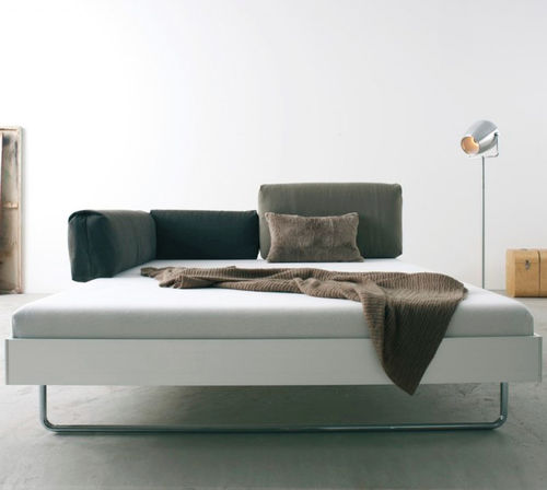 Cama de casal - NOVA - more - contemporânea / com cabeceira / personalizável