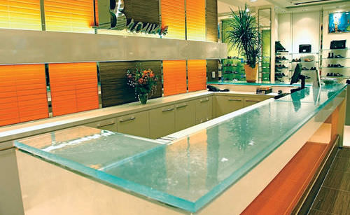 Balcão de recepção de canto - BROWNS SHOES - LAVAL - ThinkGlass - em vidro / com iluminação