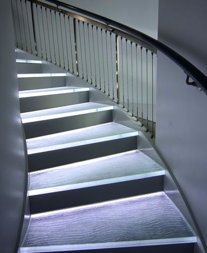 Degrau em vidro - 60 steps - ThinkGlass - com LED integrados