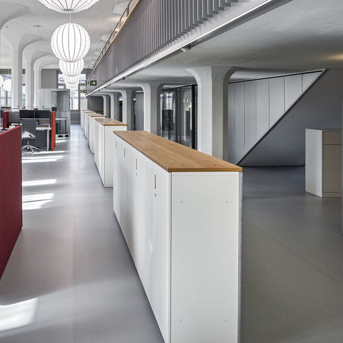 Armário de arquivo baixo - vitra - em ABS / com porta de abrir / contemporâneo