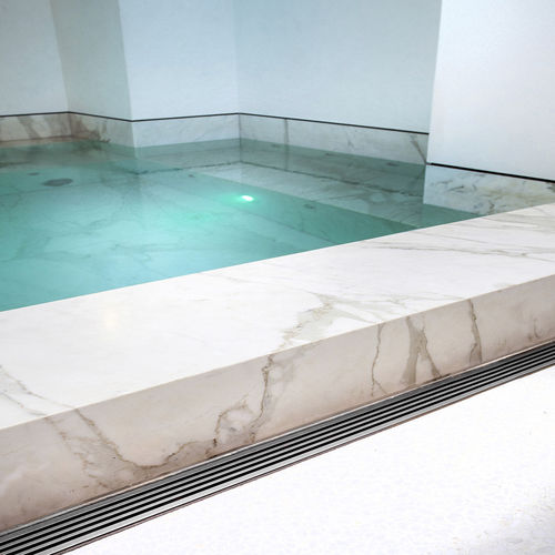 Calha de escoamento com grelha - S66 - Aquabocci - em PVC / grelha metálica / para piscina