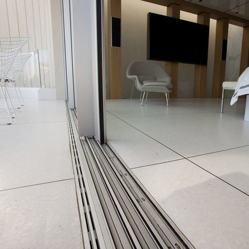 Calha de escoamento com fenda lateral - R-47 X BLADE  - Aquabocci - em PVC / grelha em alumínio / para porta