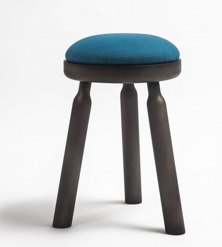 Banqueta contemporânea - NINNA - ADENTRO - com base em madeira / com 3 pés / estofada