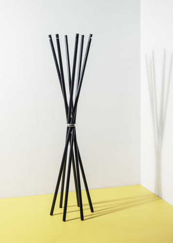 Cabideiro de piso - COAT - mobel copenhagen - contemporâneo / em alumínio / em madeira