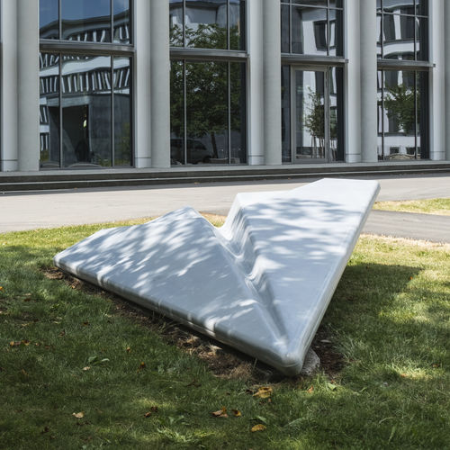 Escultura em concreto - PAPER PLANE - Stayconcrete - para ambiente externo / para espaço público