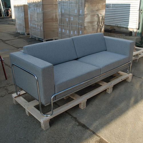 Sofá contemporâneo - KODRETA - KODRETA furniture, s.r.o. - em tecido / em couro / com braços