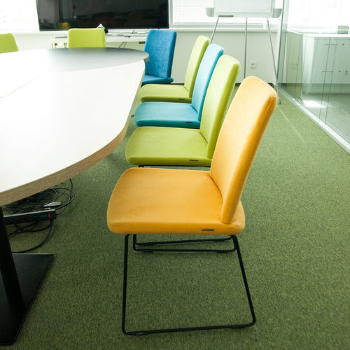 Cadeira de conferência contemporânea - RIVER - KODRETA furniture, s.r.o. - para ambiente interno / em tecido / com base metálica