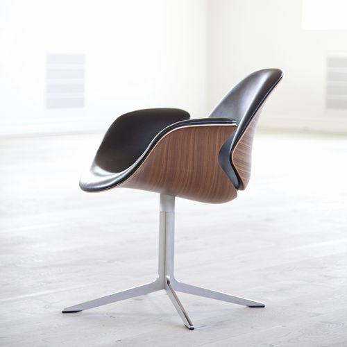 Poltrona de design escandinavo - COUNCIL - House of Finn Juhl – Onecollection - em couro / em tecido / em carvalho