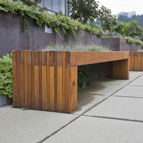 Banco para espaço público contemporâneo - HUDSON - FORMS+SURFACES - em ipê / com certificação FSC / 100% reciclável