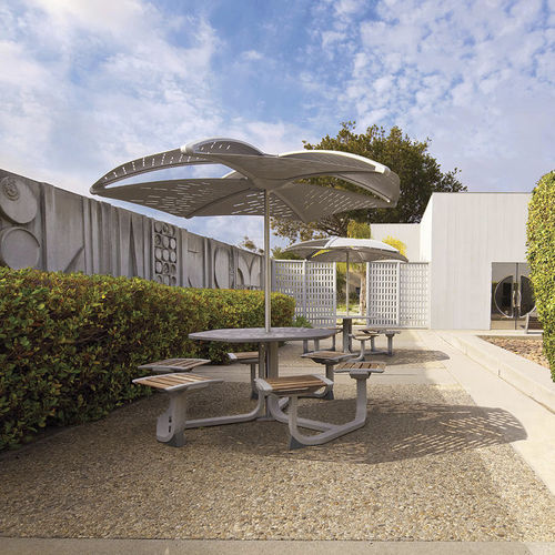 Conjunto de mesa e cadeiras contemporâneo - TANGENT - FORMS+SURFACES - para ambiente externo / em ipê / em alumínio