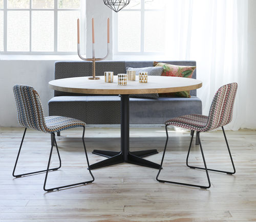 Mesa contemporânea - NOVA - Spoinq - em carvalho / com base em aço / redonda