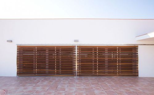 Porta para ambiente externo - PIRBA - em madeira / em aço inoxidável / de correr