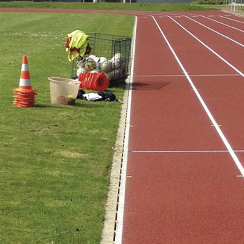 Calha de escoamento com grelha - Sport Slot Channel - ACO Building Drainage - de fenda / em concreto de resina / para campo ou quadra esportiva