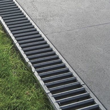 Calha de escoamento com grelha - RainDrain - ACO Building Drainage - em concreto de resina / grelha de aço galvanizado / para espaço público