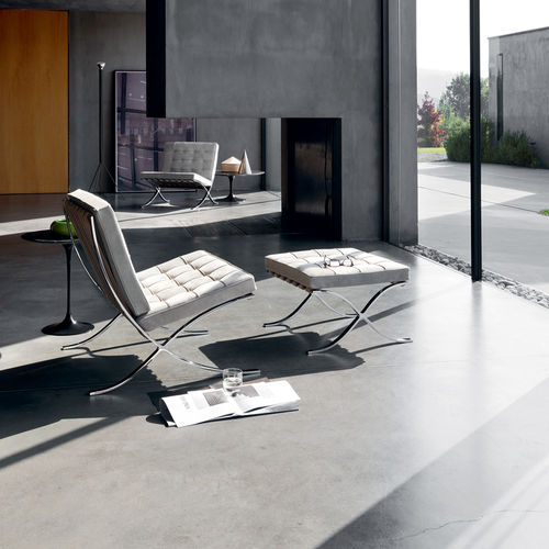 Poltrona baixa de design Bauhaus - Barcelona® - Knoll international - em couro / em aço cromado / com apoio para pés